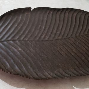 Pillar candle tray shape of a leaf